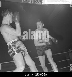 Boxe dans le Riverahal à Rotterdam, Wim Snoek contre l'Allemand Al Duchsa (l), 13 avril 1964, POWING, pays-Bas, agence de presse du xxe siècle photo, nouvelles à retenir, documentaire, photographie historique 1945-1990, histoires visuelles, L'histoire humaine du XXe siècle, immortaliser des moments dans le temps Banque D'Images