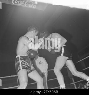 Boxe dans le Riverahal à Rotterdam, Wim Snoek contre l'Allemand Al Duchsa (l), 13 avril 1964, BOKSEN, pays-Bas, agence de presse du xxe siècle photo, nouvelles à retenir, documentaire, photographie historique 1945-1990, histoires visuelles, L'histoire humaine du XXe siècle, immortaliser des moments dans le temps Banque D'Images