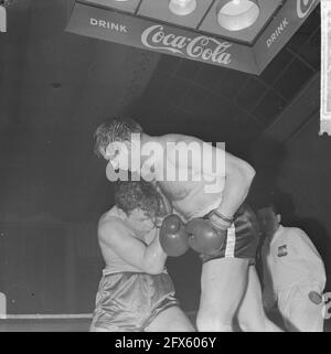 Boxe dans le Riverahal à Rotterdam, Wim Snoek contre l'Allemand Al Duchsa (l), 13 avril 1964, BOKSEN, pays-Bas, agence de presse du xxe siècle photo, nouvelles à retenir, documentaire, photographie historique 1945-1990, histoires visuelles, L'histoire humaine du XXe siècle, immortaliser des moments dans le temps Banque D'Images