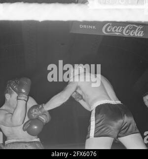 Boxe dans le Riverahal à Rotterdam, Wim Snoek contre l'Allemand Al Duchsa (l), 13 avril 1964, POWING, pays-Bas, agence de presse du xxe siècle photo, nouvelles à retenir, documentaire, photographie historique 1945-1990, histoires visuelles, L'histoire humaine du XXe siècle, immortaliser des moments dans le temps Banque D'Images