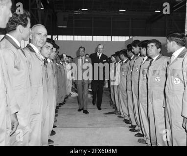 Le Prince Bernhard a ouvert la nouvelle usine Indeco Coignet NV à Zaandam, le Prince passe par une haie d'employés, le 28 septembre 1964, usines, ouvertures, princes, pays-Bas, agence de presse du XXe siècle photo, news to remember, documentaire, photographie historique 1945-1990, histoires visuelles, L'histoire humaine du XXe siècle, immortaliser des moments dans le temps Banque D'Images
