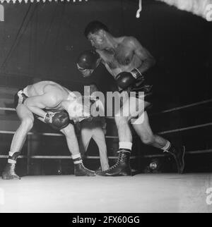 Boxe. Nelis van Oostrum (à gauche) et Leen Jansen, 13 mars 1961, boxe, pays-Bas, photo de l'agence de presse du XXe siècle, nouvelles à retenir, documentaire, photographie historique 1945-1990, histoires visuelles, L'histoire humaine du XXe siècle, immortaliser des moments dans le temps Banque D'Images