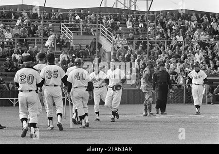 Haarlem Baseball week, Antilles néerlandaises contre les Stags de Californie, Chuck Iverson hit second home run, entre, 10 août 1966, baseball, Pays-Bas, Agence de presse du XXe siècle photo, nouvelles à retenir, documentaire, photographie historique 1945-1990, histoires visuelles, L'histoire humaine du XXe siècle, immortaliser des moments dans le temps Banque D'Images