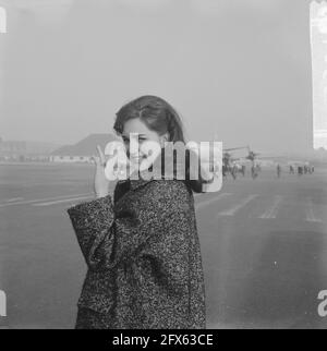 La chanteuse Haarlem Shilly Zwerus a quitté pour jouer à la télévision à Munich, départ à l'aéroport de Schiphol, 20 janvier 1964, télévisions, départs, Chanteurs, pays-Bas, Agence de presse du XXe siècle photo, nouvelles à retenir, documentaire, photographie historique 1945-1990, histoires visuelles, L'histoire humaine du XXe siècle, immortaliser des moments dans le temps Banque D'Images