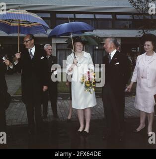 Son Altesse Royale la princesse Beatrix ouvre la maison des enfants Amstelstad à Amsterdam; Princess Beatrix (avec parapluie) promenades dans le jardin, 6 juin 1968, maisons des enfants, ouvertures, Pays-Bas, Agence de presse du XXe siècle photo, nouvelles à retenir, documentaire, photographie historique 1945-1990, histoires visuelles, L'histoire humaine du XXe siècle, immortaliser des moments dans le temps Banque D'Images