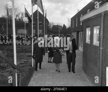 Son Altesse Royale la princesse Irene a visité Sittard-Brunssum et la mine d'État Hendrik. La princesse Irene sur le chemin du site d'excursion, 23 mars 1963, STAATSMIJNEN, visites, Pays-Bas, Agence de presse du XXe siècle photo, nouvelles à retenir, documentaire, photographie historique 1945-1990, histoires visuelles, L'histoire humaine du XXe siècle, immortaliser des moments dans le temps Banque D'Images