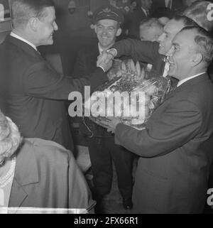 Hein Hoogland jubilé 25 ans porteur Schouwburg, 23 novembre 1962, jubilés, théâtres, Pays-Bas, Agence de presse du XXe siècle photo, nouvelles à retenir, documentaire, photographie historique 1945-1990, histoires visuelles, L'histoire humaine du XXe siècle, immortaliser des moments dans le temps Banque D'Images