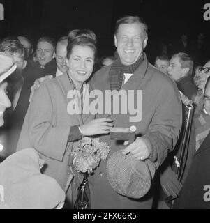 Hein Hoogland jubilé 25 ans portier Schouwburg, avec Rina Lodders, 23 novembre 1962, anniversaires, Théâtres, pays-Bas, agence de presse du XXe siècle photo, news to remember, documentaire, photographie historique 1945-1990, histoires visuelles, L'histoire humaine du XXe siècle, immortaliser des moments dans le temps Banque D'Images