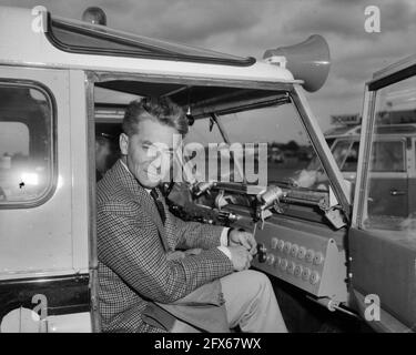 Herbert von Karajan conducteur allemand avec avion privé à l'aéroport de Schiphol, 24 juin 1963, conducteurs, pays-Bas, agence de presse du xxe siècle photo, nouvelles à retenir, documentaire, photographie historique 1945-1990, histoires visuelles, L'histoire humaine du XXe siècle, immortaliser des moments dans le temps Banque D'Images