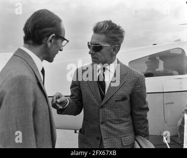 Herbert von Karajan conducteur allemand avec avion privé à l'aéroport de Schiphol, 24 juin 1963, conducteurs, pays-Bas, agence de presse du xxe siècle photo, nouvelles à retenir, documentaire, photographie historique 1945-1990, histoires visuelles, L'histoire humaine du XXe siècle, immortaliser des moments dans le temps Banque D'Images