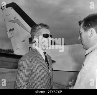 Herbert von Karajan conducteur allemand avec avion privé à l'aéroport de Schiphol, 24 juin 1963, conducteurs, pays-Bas, agence de presse du xxe siècle photo, nouvelles à retenir, documentaire, photographie historique 1945-1990, histoires visuelles, L'histoire humaine du XXe siècle, immortaliser des moments dans le temps Banque D'Images