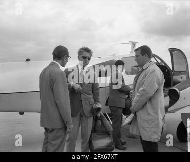 Herbert von Karajan conducteur allemand avec avion privé à l'aéroport de Schiphol, 24 juin 1963, conducteurs, pays-Bas, agence de presse du xxe siècle photo, nouvelles à retenir, documentaire, photographie historique 1945-1990, histoires visuelles, L'histoire humaine du XXe siècle, immortaliser des moments dans le temps Banque D'Images