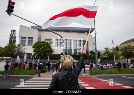 Varsovie, Pologne. 25 mai 2021. Un manifestant fait passer le drapeau biélorusse historique interdit pendant la manifestation.des habitants biélorusses se sont rassemblés devant l'ambassade du Bélarus pour protester contre l'arrestation de Roman Protesevich, journaliste dissident et contre les répressions sur les militants d'Aleksander Lukashenko. Crédit : SOPA Images Limited/Alamy Live News Banque D'Images