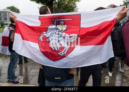 Varsovie, Pologne. 25 mai 2021. Un manifestant détient le drapeau biélorusse historique interdit pendant la manifestation.des habitants biélorusses de Pologne se sont rassemblés devant l'ambassade du Bélarus pour protester contre l'arrestation de Roman Protesevich, journaliste dissident et contre les répressions sur les militants d'Aleksander Loukachenko. Crédit : SOPA Images Limited/Alamy Live News Banque D'Images