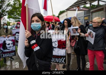 Varsovie, Pologne. 25 mai 2021. Les manifestants brandisquent des pancartes et brandisquent le drapeau historique interdit pendant la manifestation.des habitants de Biélorussie en Pologne se sont rassemblés devant l'ambassade du Bélarus pour protester contre l'arrestation de Roman Protesevich, journaliste dissident et contre les répressions sur les militants d'Aleksander Loukachenko. Crédit : SOPA Images Limited/Alamy Live News Banque D'Images