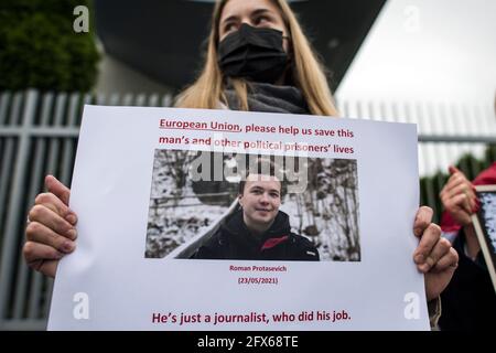 Varsovie, Pologne. 25 mai 2021. Un manifestant tient une image du Protasevich romain pendant la manifestation.des habitants de Biélorussie en Pologne se sont rassemblés devant l'ambassade du Bélarus pour protester contre l'arrestation de Roman Protesevich, journaliste dissident et contre les répressions sur les militants d'Aleksander Loukachenko. Crédit : SOPA Images Limited/Alamy Live News Banque D'Images