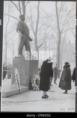 Commémoration de la grève de février sur la place Waterloo 1941. Complètement inattendue, la princesse Wilhelmina a posé un arrangement floral en forme de Marguerite, au monument du travailleur du quai par le sculpteur mari Andriessen, 25 février 1956, commémorations, maison royale, Pose de couronne, princesses, statues, Seconde Guerre mondiale, pays-Bas, agence de presse du xxe siècle photo, nouvelles à retenir, documentaire, photographie historique 1945-1990, histoires visuelles, L'histoire humaine du XXe siècle, immortaliser des moments dans le temps Banque D'Images