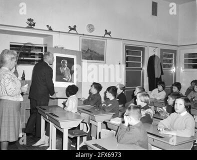 Commémoration Princesse Wilhelmina aux écoles, à la VondelSchool, 7 décembre 1962, ÉCOLES, Commémorations, pays-Bas, Agence de presse du XXe siècle photo, nouvelles à retenir, documentaire, photographie historique 1945-1990, histoires visuelles, L'histoire humaine du XXe siècle, immortaliser des moments dans le temps Banque D'Images