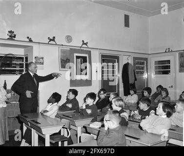 Commémoration Princesse Wilhelmina aux écoles, à la VondelSchool, 7 décembre 1962, ÉCOLES, Commémorations, pays-Bas, Agence de presse du XXe siècle photo, nouvelles à retenir, documentaire, photographie historique 1945-1990, histoires visuelles, L'histoire humaine du XXe siècle, immortaliser des moments dans le temps Banque D'Images