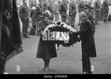 Commémoration de la bataille d'Arnhem au cimetière Airborne, Oosterbeek; couronne de la Reine Beatrix lays, 23 septembre 1984, cimetières, commémorations, queens, princes, Seconde Guerre mondiale, pays-Bas, Agence de presse du XXe siècle photo, news to remember, documentaire, photographie historique 1945-1990, histoires visuelles, L'histoire humaine du XXe siècle, immortaliser des moments dans le temps Banque D'Images