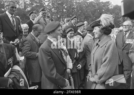 Commémoration bataille d'Arnhem au cimetière Airborne, Oosterbeek; la reine Beatrix en conversation avec les anciens combattants, 23 septembre 1984, cimetières, commémorations, queens, deuxième guerre mondiale, anciens combattants, pays-Bas, Agence de presse du XXe siècle photo, nouvelles à retenir, documentaire, photographie historique 1945-1990, histoires visuelles, L'histoire humaine du XXe siècle, immortaliser des moments dans le temps Banque D'Images