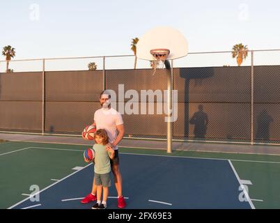 enfance et paternité. joueur avec entraîneur. passer du temps ensemble. père et fils jouent au basket-ball Banque D'Images