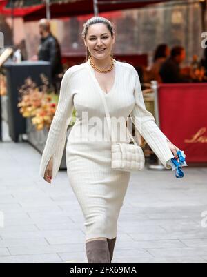 Londres, Royaume-Uni. 25 mai 2021. Kelly Brook part de son spectacle FM fluide aux studios Global radio de Londres. Crédit : SOPA Images Limited/Alamy Live News Banque D'Images