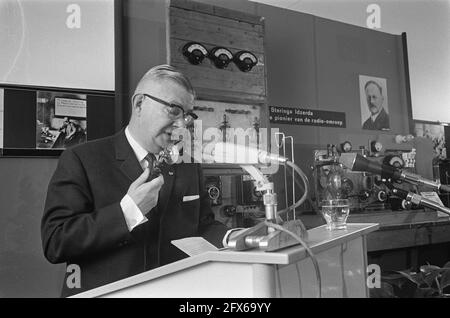 Commémoration du pionnier de la radio ir. H. M. Schotanus Steringa Idzerda (diffusé il y a 50 ans) au Musée postal de la Haye . Van der Poel (Sén. D'Etat, 6 novembre 1969, commémorations, pays-Bas, agence de presse du xxe siècle photo, nouvelles à retenir, documentaire, photographie historique 1945-1990, histoires visuelles, L'histoire humaine du XXe siècle, immortaliser des moments dans le temps Banque D'Images