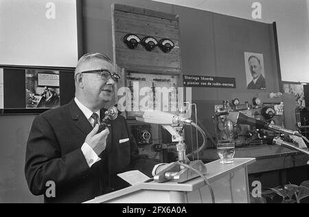 Commémoration du pionnier de la radio ir. H. M. Schotanus Steringa Idzerda (diffusé il y a 50 ans) au Musée postal de la Haye . Van der Poel (Sén. D'Etat, 6 novembre 1969, commémorations, pays-Bas, agence de presse du xxe siècle photo, nouvelles à retenir, documentaire, photographie historique 1945-1990, histoires visuelles, L'histoire humaine du XXe siècle, immortaliser des moments dans le temps Banque D'Images