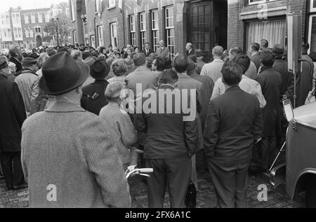 Commémoration du pionnier de la radio ir. H. M. Schotanus Steringa Idzerda (diffusé il y a 50 ans) au Musée postal de la Haye . Foule de gens dehors, 6 novembre 1969, commémorations, pays-Bas, agence de presse du XXe siècle photo, nouvelles à retenir, documentaire, photographie historique 1945-1990, histoires visuelles, L'histoire humaine du XXe siècle, immortaliser des moments dans le temps Banque D'Images