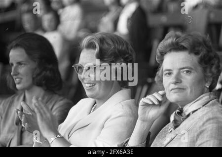 CHIO à Rotterdam, la princesse Beatrix parmi les visiteurs, a laissé Miss Hasseleykircher et Miss Van Baath (amies), 30 août 1962, VISITEURS, amies, Pays-Bas, Agence de presse du XXe siècle photo, nouvelles à retenir, documentaire, photographie historique 1945-1990, histoires visuelles, L'histoire humaine du XXe siècle, immortaliser des moments dans le temps Banque D'Images