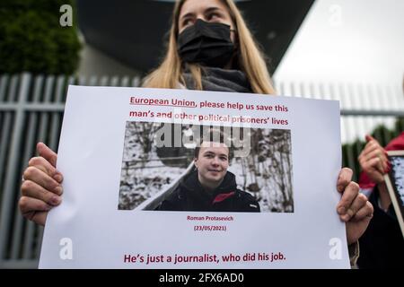 Varsovie, Pologne. 25 mai 2021. Un manifestant tient une image du Protasevich romain pendant la manifestation.des habitants de Biélorussie en Pologne se sont rassemblés devant l'ambassade du Bélarus pour protester contre l'arrestation de Roman Protesevich, journaliste dissident et contre les répressions sur les militants d'Aleksander Loukachenko. (Photo par Attila Husejnow/SOPA Images/Sipa USA) crédit: SIPA USA/Alay Live News Banque D'Images