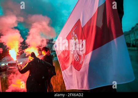 Varsovie, Pologne. 25 mai 2021. Les manifestants brûlent des fusées et brandisquent le drapeau biélorusse historique interdit pendant la manifestation.des résidents biélorusses en Pologne se sont rassemblés devant l'ambassade du Bélarus pour protester contre l'arrestation de Roman Protesevich, journaliste dissident et contre les répressions sur les militants d'Aleksander Loukachenko. (Photo par Attila Husejnow/SOPA Images/Sipa USA) crédit: SIPA USA/Alay Live News Banque D'Images