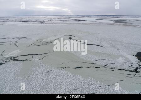 Vue de la baie d'Hudson, océan arctique à partir d'un hélicoptère, aérien, au-dessus de la vue en automne avec paysage blanc, enneigé, glacé. Banque D'Images