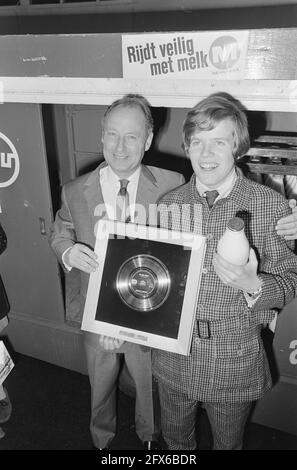 Herman du groupe de beat Hermans Hermites a obtenu le record d'or pour No Milk aujourd'hui, 16 décembre 1966, groupes de beat, musiciens, Pop Music, pays-Bas, agence de presse du XXe siècle photo, news to remember, documentaire, photographie historique 1945-1990, histoires visuelles, L'histoire humaine du XXe siècle, immortaliser des moments dans le temps Banque D'Images