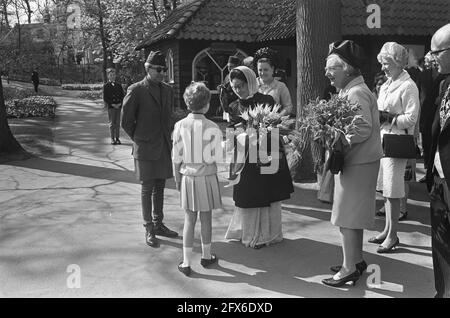 Le couple royal népalais, le roi Mahendra et la reine Ratna, lors d'une visite d'État aux pays-Bas. Ici, avec la reine Juliana, le prince Bernhard, la princesse Margriet et la princesse Christina, ils visitent le Keukenhof à Lisse, 27 avril 1967, maires, rois, queens, visites d'état, expositions, pays-Bas, Agence de presse du XXe siècle photo, nouvelles à retenir, documentaire, photographie historique 1945-1990, histoires visuelles, L'histoire humaine du XXe siècle, immortaliser des moments dans le temps Banque D'Images