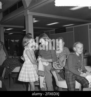 Arrivée de 42 passagers de la Santa Maria à Schiphol enfants, qui ne prennent pas l'événement de façon tragique, 3 février 1961, passagers, aéroports, Pays-Bas, Agence de presse du XXe siècle photo, nouvelles à retenir, documentaire, photographie historique 1945-1990, histoires visuelles, L'histoire humaine du XXe siècle, immortaliser des moments dans le temps Banque D'Images