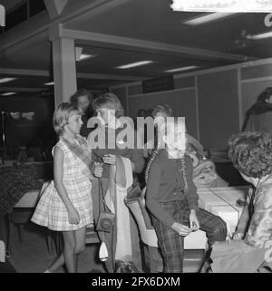 Arrivée de 42 passagers de la Santa Maria à l'aéroport de Schiphol enfants, ne prenant pas l'événement de façon tragique, 3 février 1961, passagers, aéroports, Pays-Bas, Agence de presse du XXe siècle photo, nouvelles à retenir, documentaire, photographie historique 1945-1990, histoires visuelles, L'histoire humaine du XXe siècle, immortaliser des moments dans le temps Banque D'Images