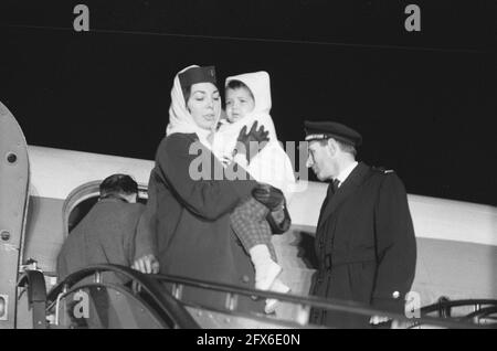 Arrivée 42 passagers de la Santa Maria à l'aéroport de Schiphol, 3 février 1961, enfants, passagers, Aéroports, pays-Bas, Agence de presse du XXe siècle photo, nouvelles à retenir, documentaire, photographie historique 1945-1990, histoires visuelles, L'histoire humaine du XXe siècle, immortaliser des moments dans le temps Banque D'Images