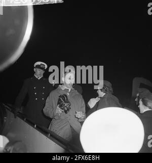 Arrivée de 42 passagers de la Santa Maria à l'aéroport de Schiphol. Entretiens de presse les passagers, 3 février 1961, passagers, aéroports, Pays-Bas, Agence de presse du XXe siècle photo, nouvelles à retenir, documentaire, photographie historique 1945-1990, histoires visuelles, L'histoire humaine du XXe siècle, immortaliser des moments dans le temps Banque D'Images