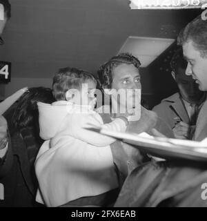 Arrivée 42 passagers de la Santa Maria à l'aéroport de Schiphol. Entretiens de presse les passagers, 3 février 1961, passagers, aéroports, Pays-Bas, Agence de presse du XXe siècle photo, nouvelles à retenir, documentaire, photographie historique 1945-1990, histoires visuelles, L'histoire humaine du XXe siècle, immortaliser des moments dans le temps Banque D'Images