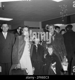 Arrivée 42 passagers de la Santa Maria à l'aéroport de Schiphol. Entretiens de presse passagers, 3 février 1961, passagers, aéroports, Pays-Bas, Agence de presse du XXe siècle photo, nouvelles à retenir, documentaire, photographie historique 1945-1990, histoires visuelles, L'histoire humaine du XXe siècle, immortaliser des moments dans le temps Banque D'Images