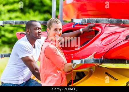 L'homme et la femme se voile de remorque voiture Banque D'Images