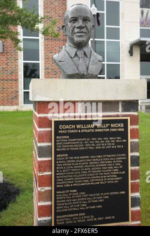 Un buste de statue de l'ancien Prairie View A&M University Billy Nicks, entraîneur de basket-ball de Panthers, à PVAMU, le mardi 25 mai 2021, à Prairie View, Texte Banque D'Images