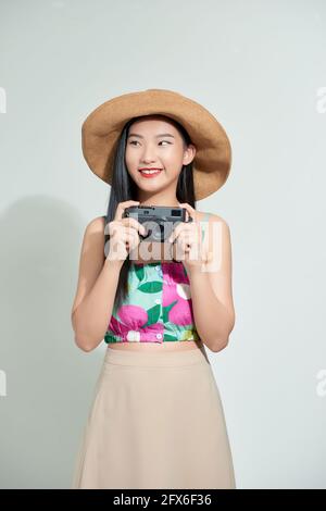 Portrait d'une jeune femme asiatique heureuse, photographe de collection vintage appareil photo numérique sans miroir à portée de main Banque D'Images