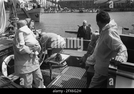 HKH Pr. Beatrix et Pr. Claus avec Pr. Friso et Pr. Willem Alexander à bord du Groene Draech, ouverture nw yachth. À Hoorn Beatrix et Claus avec WA et, le 7 juin 1969, princes, princesses, Pays-Bas, Agence de presse du XXe siècle photo, nouvelles à retenir, documentaire, photographie historique 1945-1990, histoires visuelles, L'histoire humaine du XXe siècle, immortaliser des moments dans le temps Banque D'Images