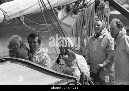 HKH Pr. Beatrix et Pr. Claus avec Pr. Friso et Pr. Willem Alexander à bord du Groene Draech, ouvrant un nouveau yacht à Hoorn Beatrix et Claus avec WA et, le 7 juin 1969, princes, princesses, Pays-Bas, Agence de presse du XXe siècle photo, nouvelles à retenir, documentaire, photographie historique 1945-1990, histoires visuelles, L'histoire humaine du XXe siècle, immortaliser des moments dans le temps Banque D'Images