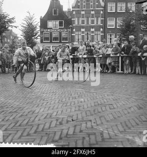 Concours Hoop dans le cadre du Festival de la jeunesse Jordaan, 16 juillet 1958, festivals, Hoops, Jeux, pays-Bas, Agence de presse du XXe siècle photo, nouvelles à retenir, documentaire, photographie historique 1945-1990, histoires visuelles, L'histoire humaine du XXe siècle, immortaliser des moments dans le temps Banque D'Images