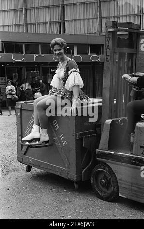 Vacances sur glace à Valkenburg avec Sjoukje Dijkstra, Sjoukje sur le chariot élévateur, 22 juillet 1964, stars, pays-Bas, agence de presse du xxe siècle photo, nouvelles à retenir, documentaire, photographie historique 1945-1990, histoires visuelles, L'histoire humaine du XXe siècle, immortaliser des moments dans le temps Banque D'Images