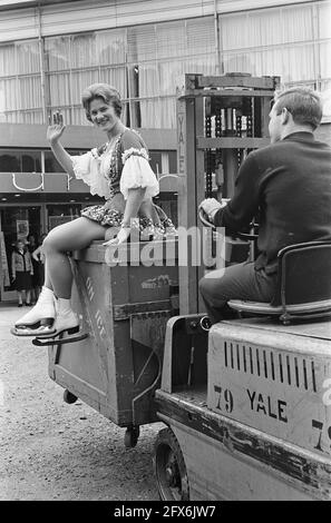 Vacances sur glace à Valkenburg avec la star Sjoukje Dijkstra, ici dans son costume de Rigoletto, 22 juillet 1964, stars, pays-Bas, agence de presse du XXe siècle photo, news to remember, documentaire, photographie historique 1945-1990, histoires visuelles, L'histoire humaine du XXe siècle, immortaliser des moments dans le temps Banque D'Images